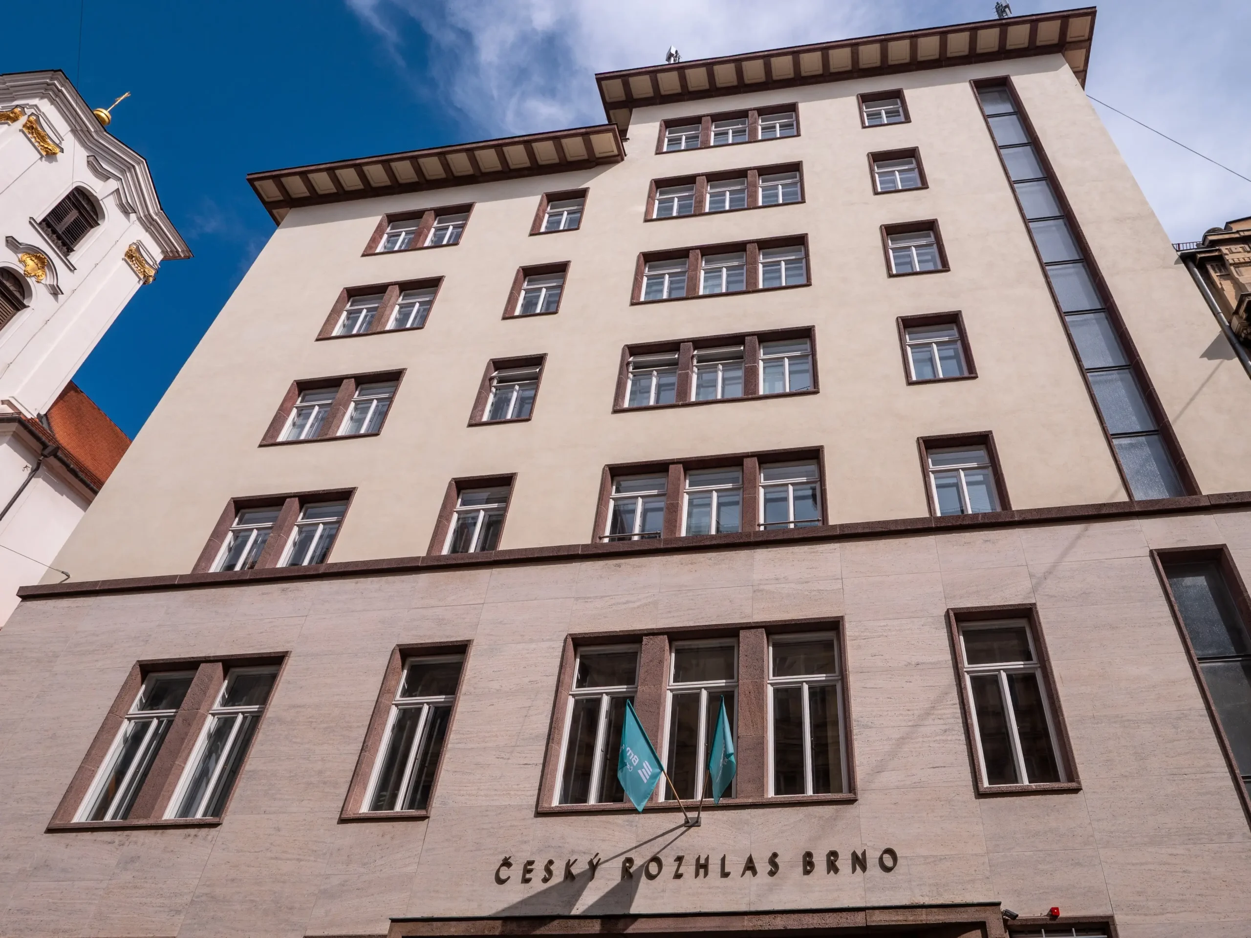 Český rozhlas by v případě zrušení poplatků čekalo masivní propouštění. Zdroj: Shutterstock | TVGURU.cz Budova Českého rozhlasu.