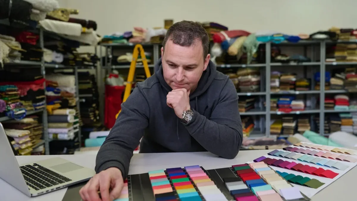 Různé barvy oblečení ovlivňují nejen to, jestli vypadáme svěže nebo unaveně, ale i to, jak se cítíme. Zdroj: Shutterstock