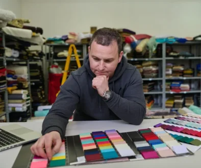 Různé barvy oblečení ovlivňují nejen to, jestli vypadáme svěže nebo unaveně, ale i to, jak se cítíme. Zdroj: Shutterstock