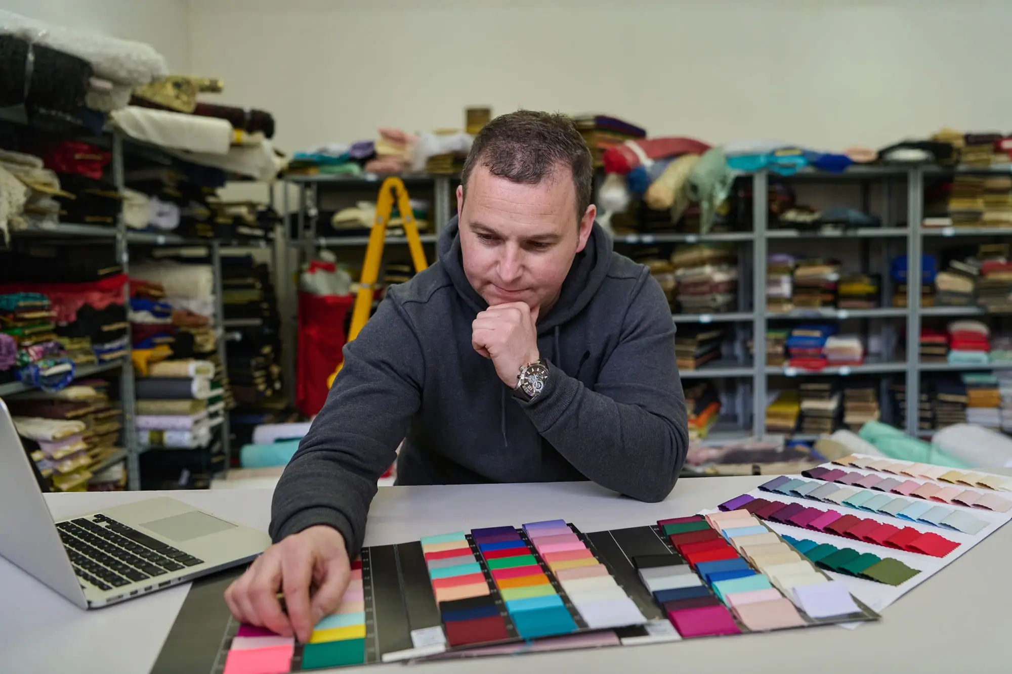 Různé barvy oblečení ovlivňují nejen to, jestli vypadáme svěže nebo unaveně, ale i to, jak se cítíme. Zdroj: Shutterstock