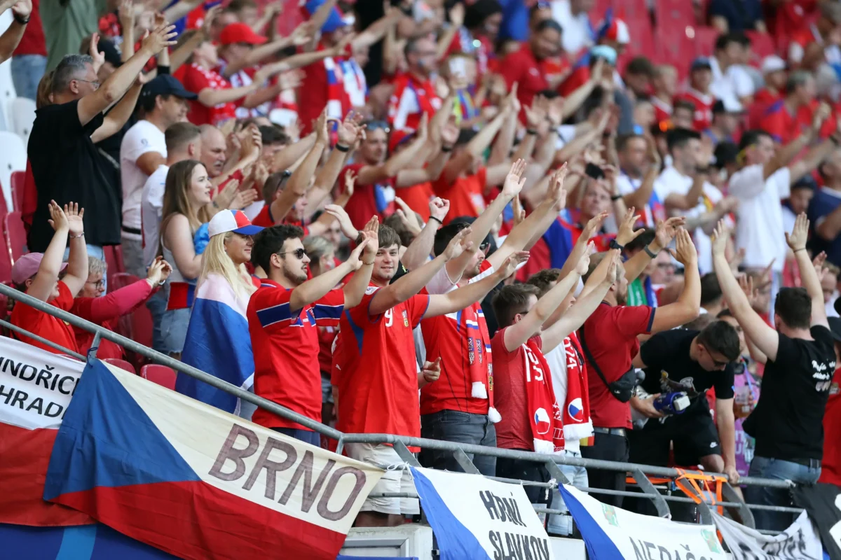 shutterstock_2481949689 1 | TVGURU.cz lidé na zápase