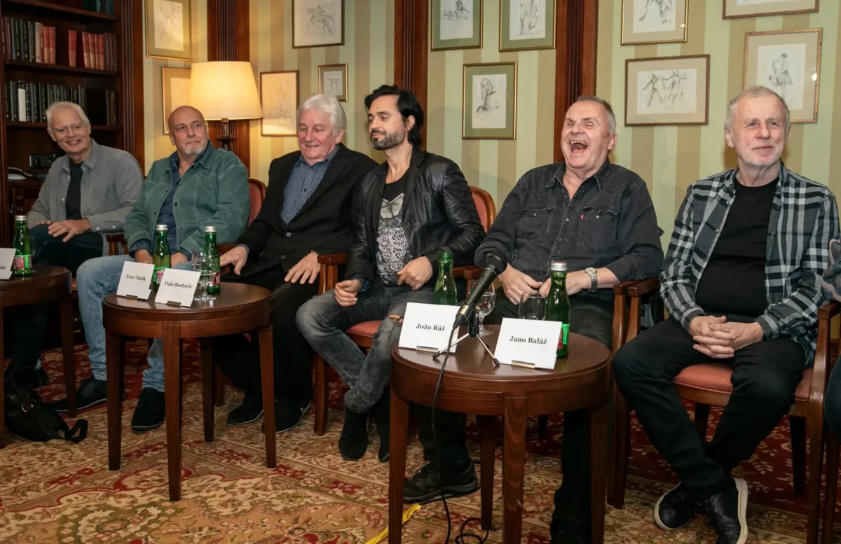 Na židlích sedí členové skupiny Elán. 