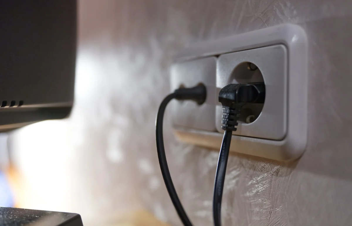 V zásuvce jsou zapojené kabely.