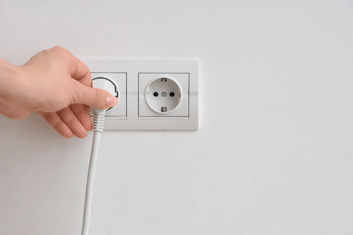 Zapojování kabelu do zásuvky. 