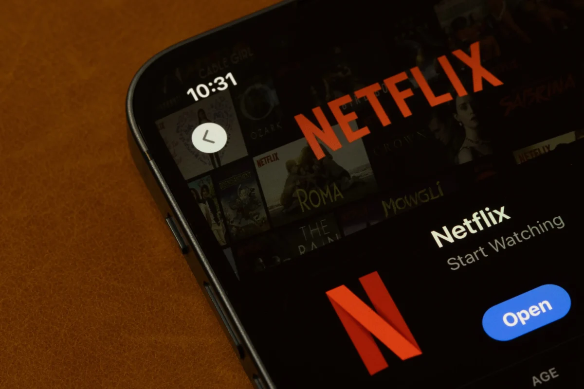 Na mobilu je otevřený Netflix. 