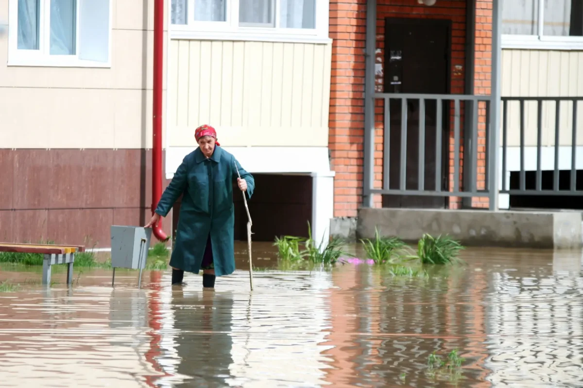 Žena na zatopené ulici
