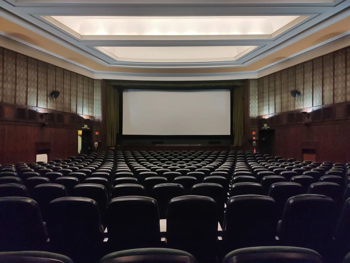 plátno v prázdném kině