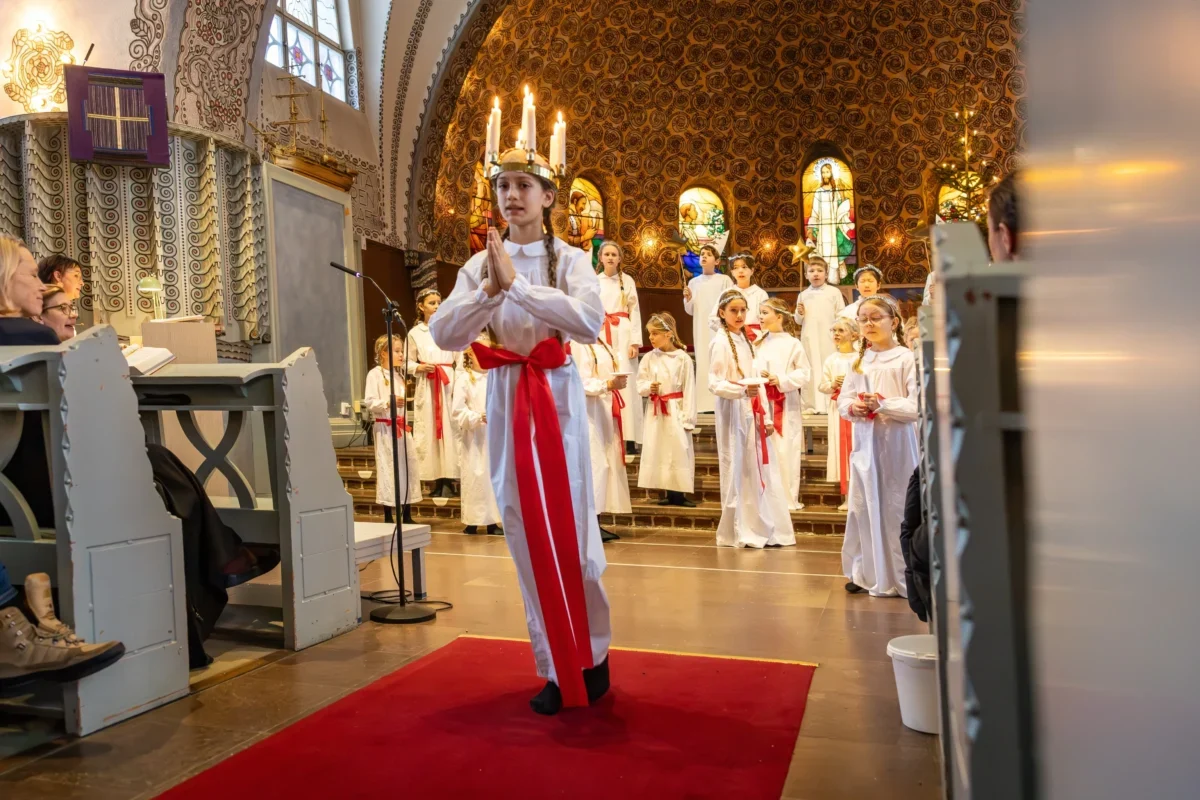 Holčičky se vydávají na průvod svaté Lucie.