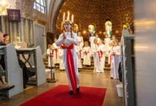 Holčičky se vydávají na průvod svaté Lucie.