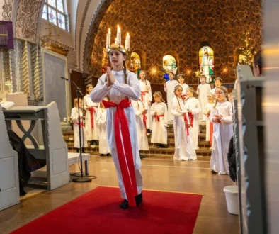 Holčičky se vydávají na průvod svaté Lucie.