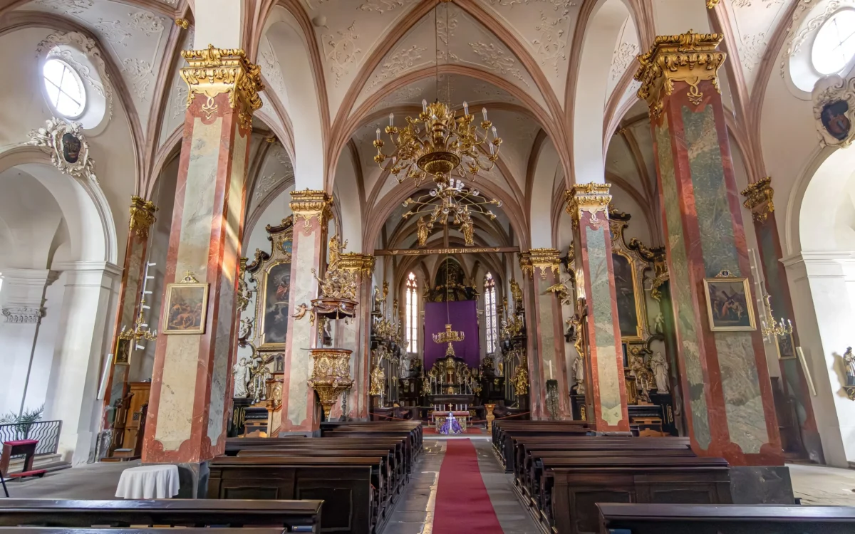 Vnitřek kostela svatého Jindřicha a svaté Kunhuty