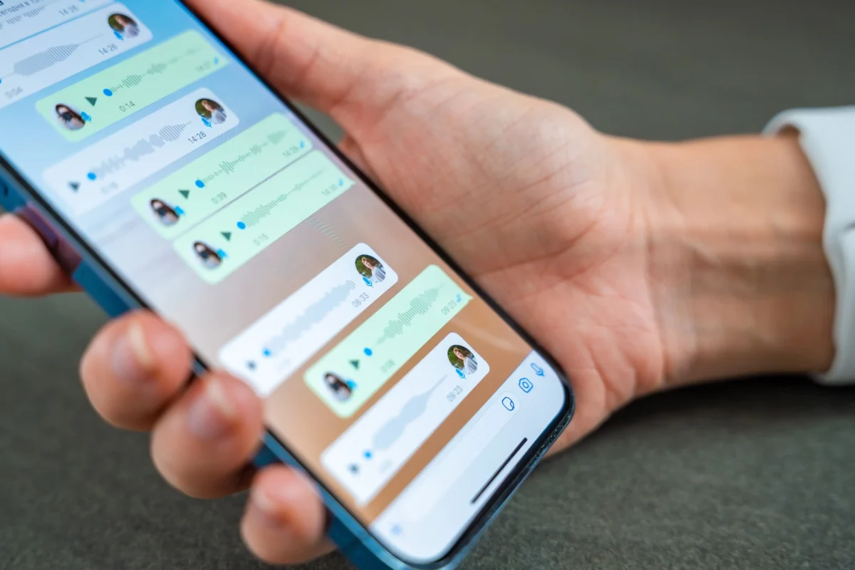 Telefon s aplikací WhatsApp.