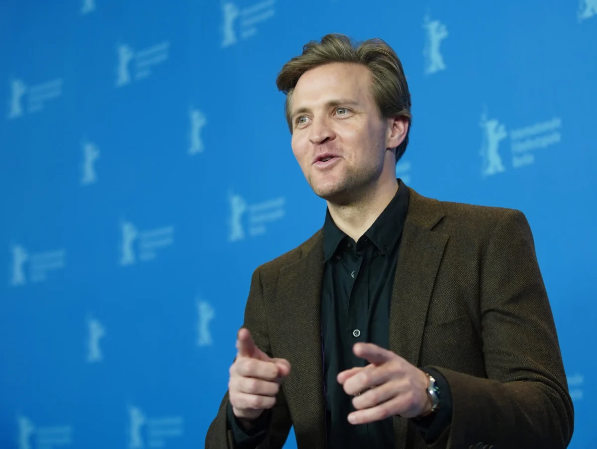 Tobias Santelmann stojí před modrým plátnem.