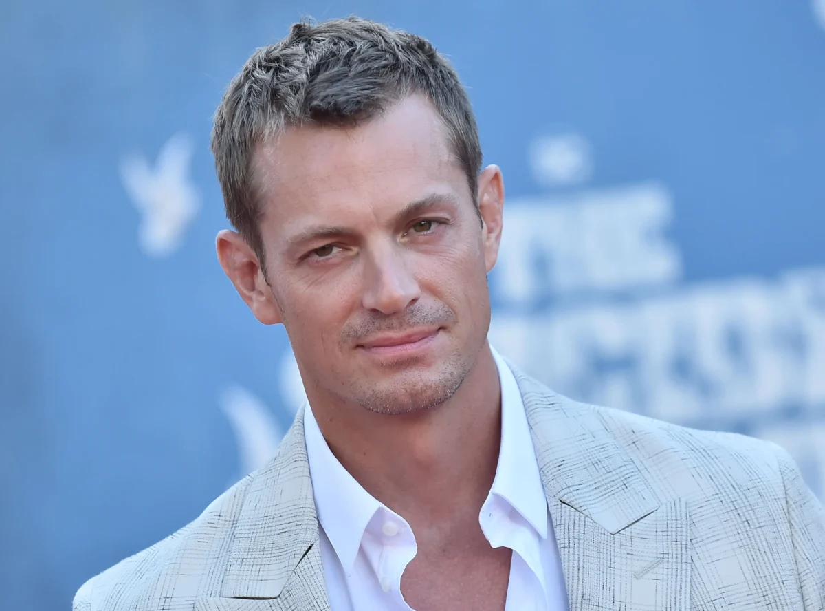 Joel Kinnaman pózuje na fotku. 