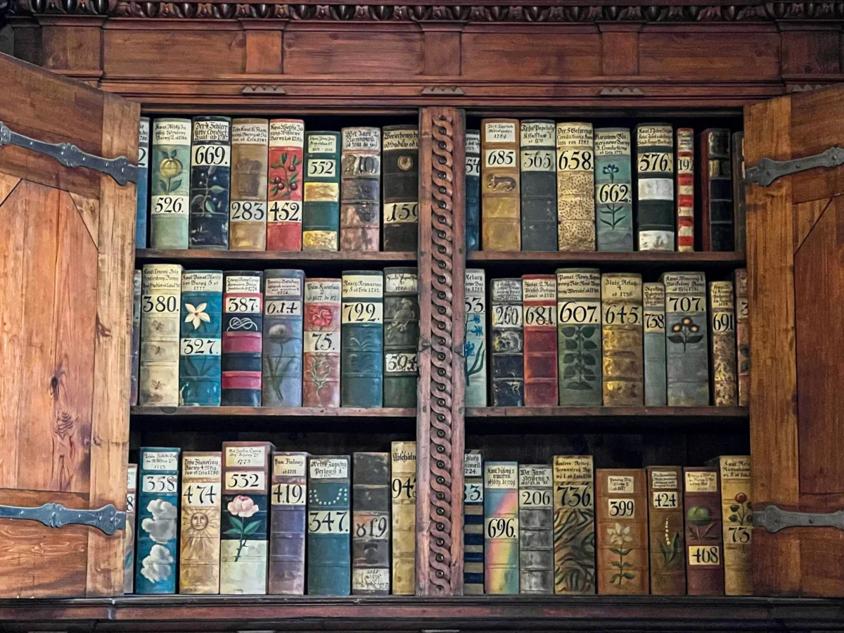 V knihovně jsou vyskládané staré svazky.