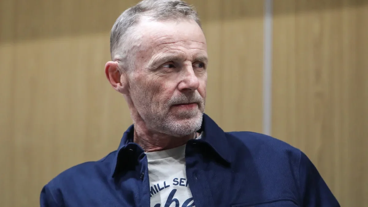 Jo Nesbø se dívá do strany.