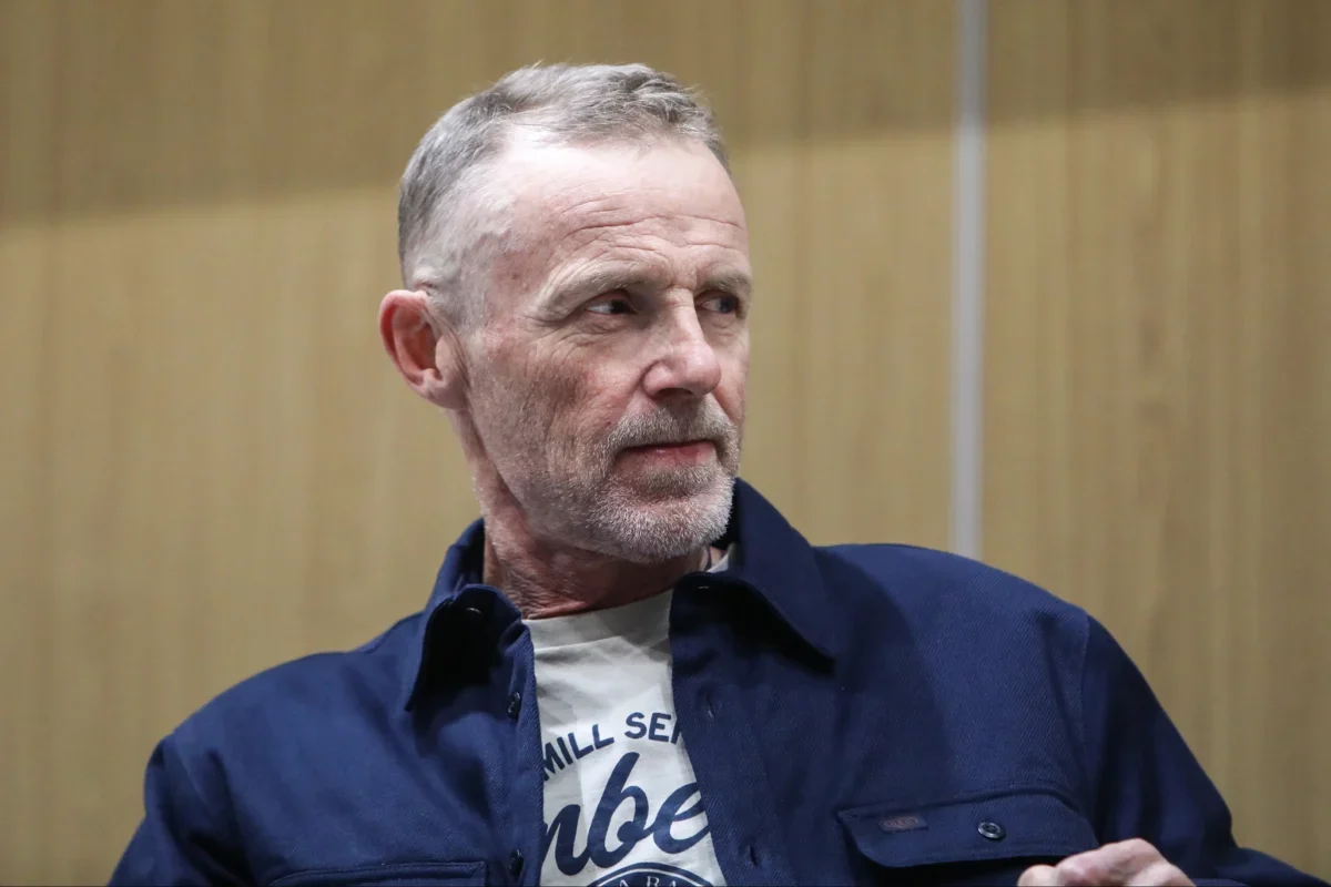 Jo Nesbø se dívá do strany.