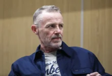 Jo Nesbø se dívá do strany.