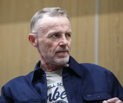 Jo Nesbø se dívá do strany.