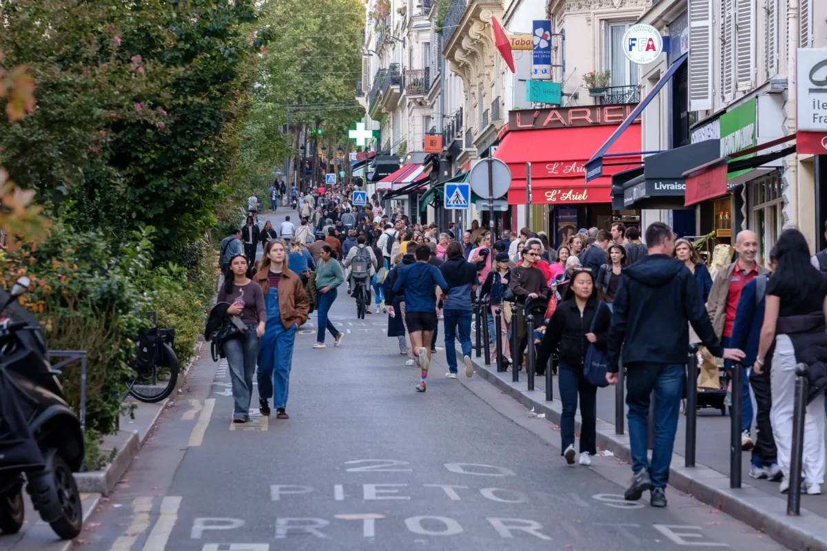 Lidé se procházejí po francouzské ulici.