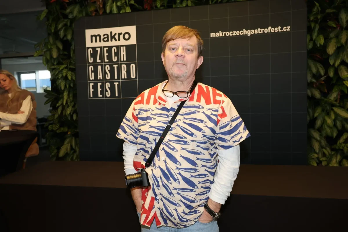 muž v barevné košili