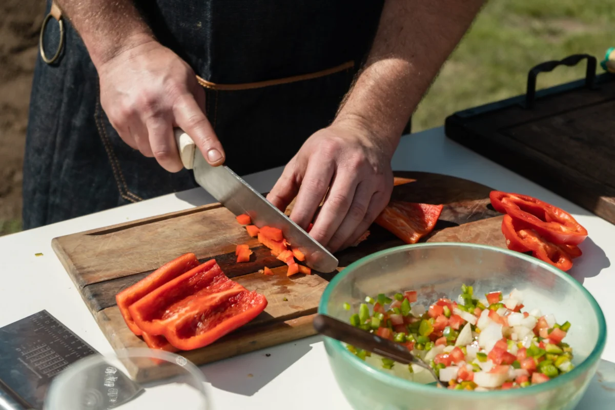 člověk krájí papriku na prkénku