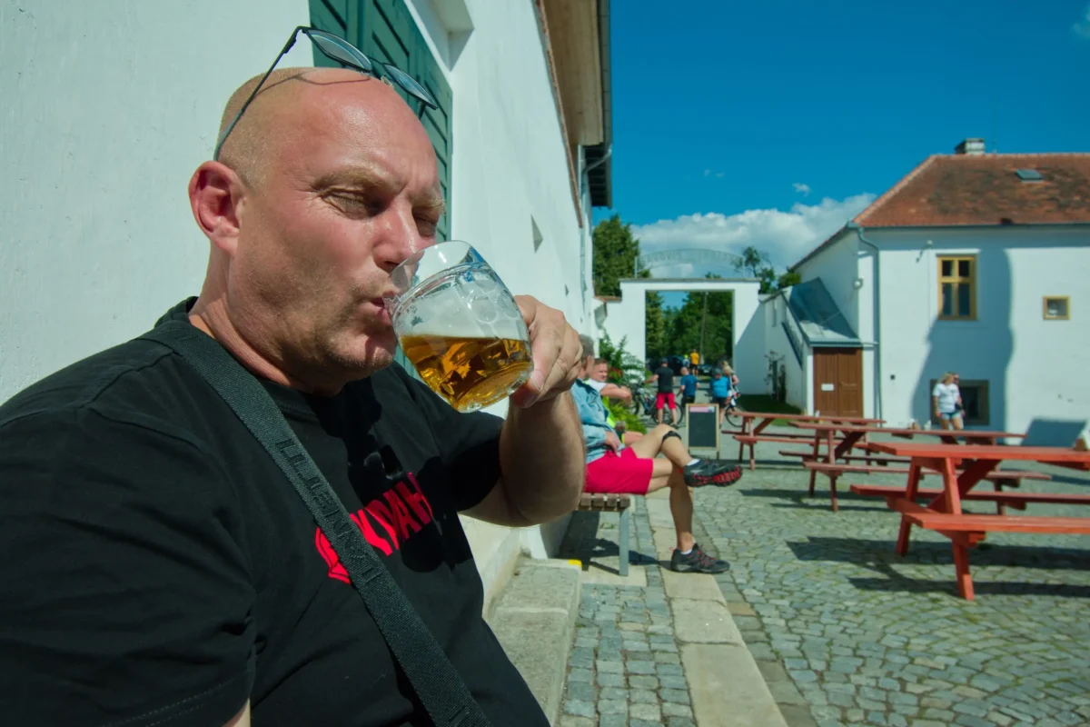 Muž s pivem v Dalešickém pivovaru