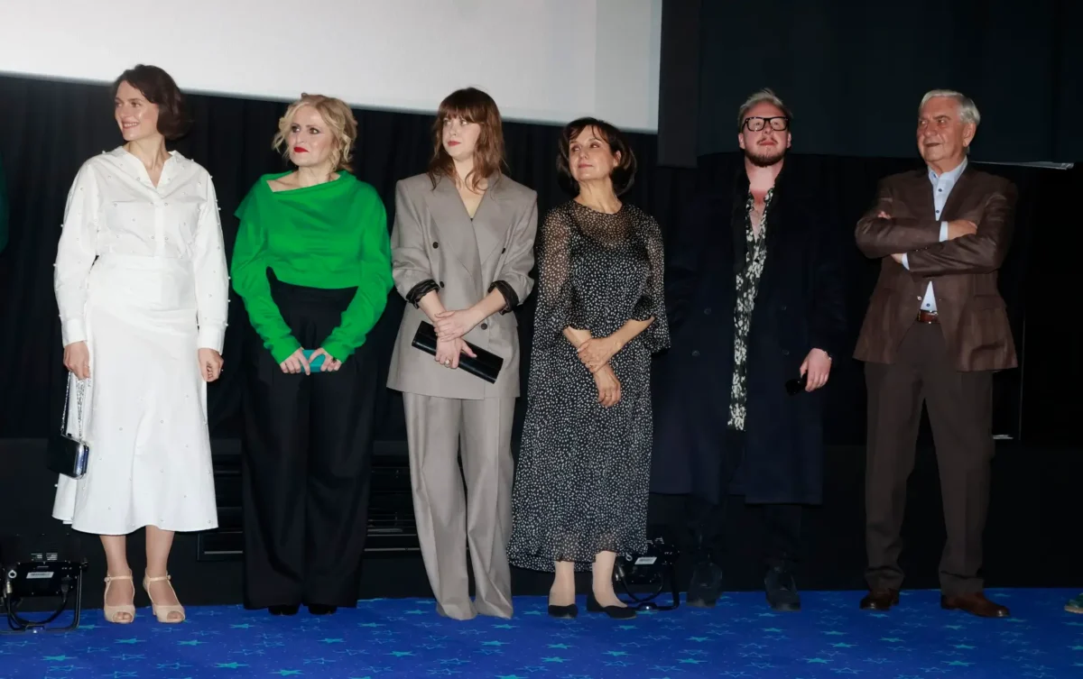 Vedle sebe stojí herci z filmu Někdo to rád v Plzni.