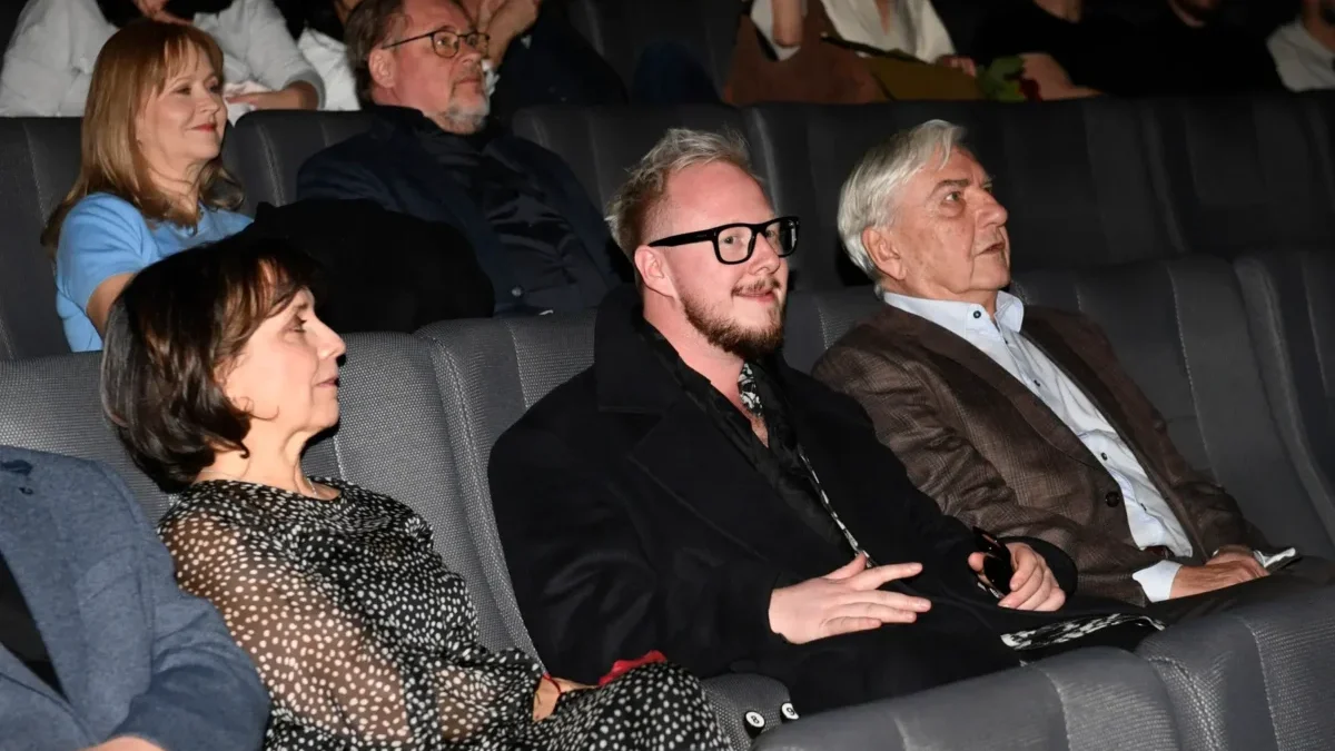 Štěpán Kozub sedí v kině vedle Miroslava Donutila.