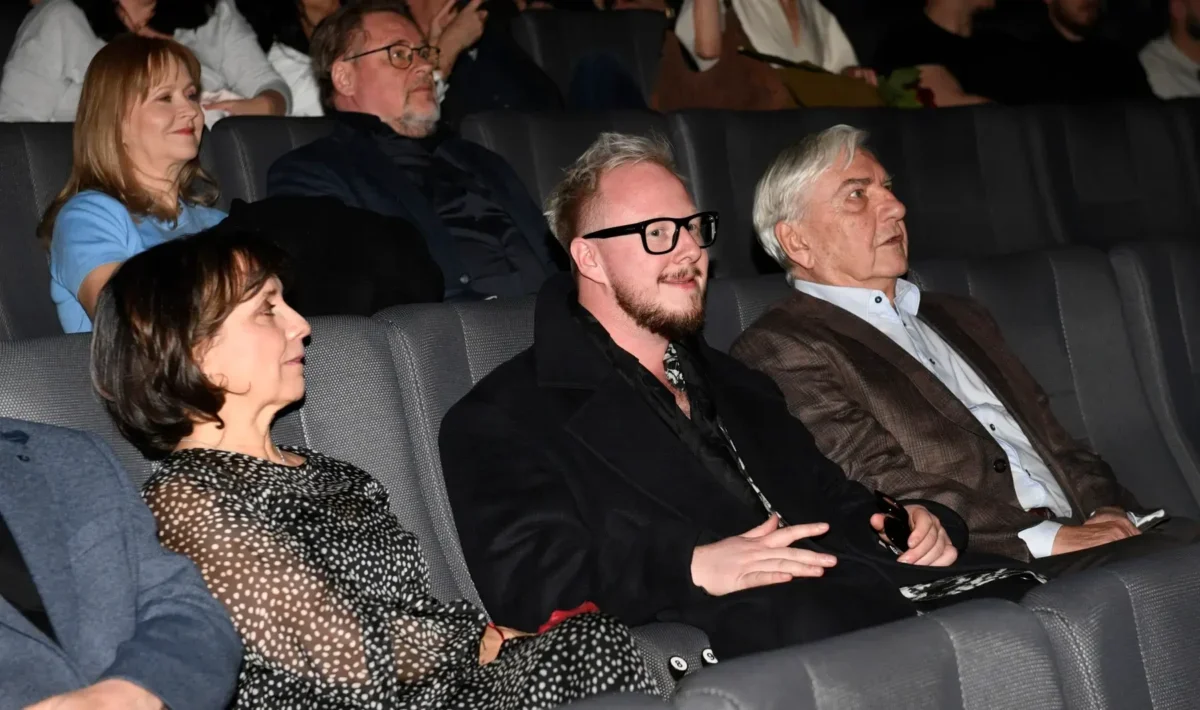 Štěpán Kozub sedí v kině vedle Miroslava Donutila.