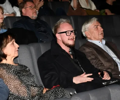 Štěpán Kozub sedí v kině vedle Miroslava Donutila.