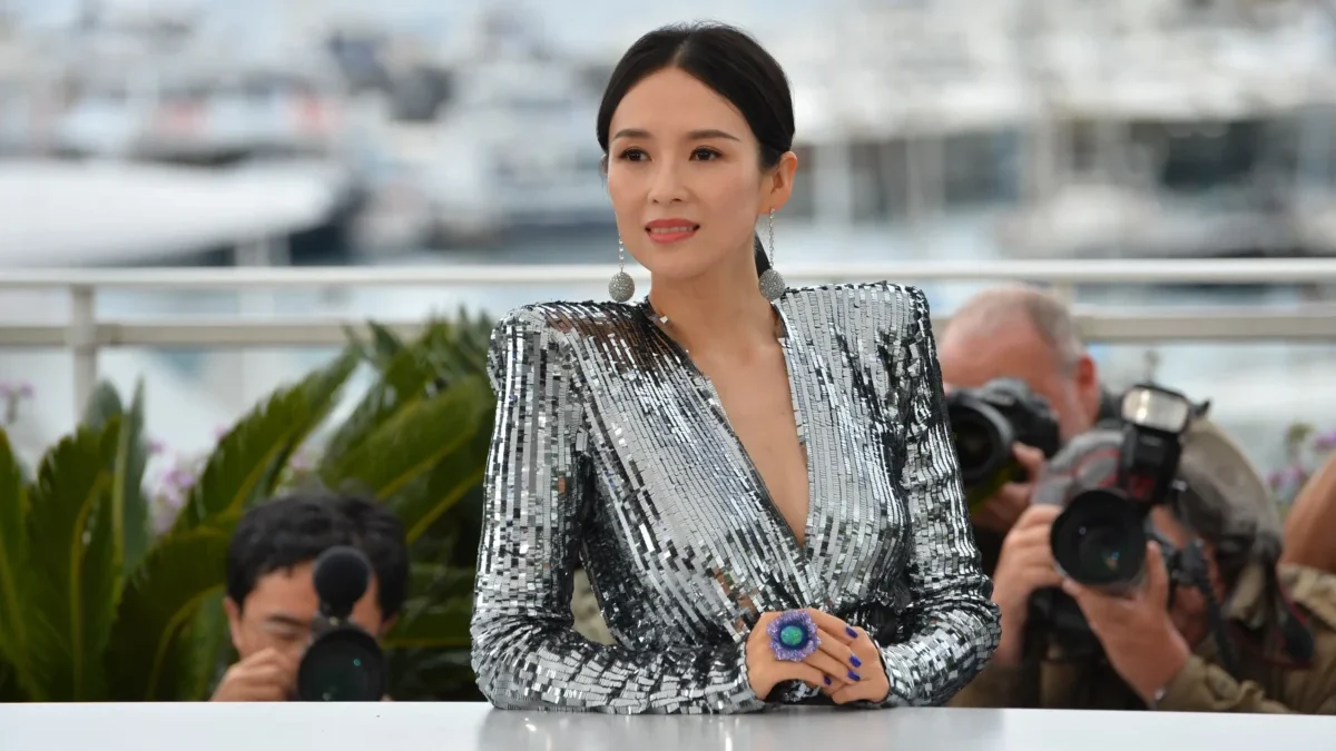 Ziyi Zhang pózuje na fotku.