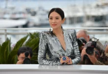 Ziyi Zhang pózuje na fotku.