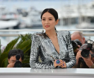 Ziyi Zhang pózuje na fotku.