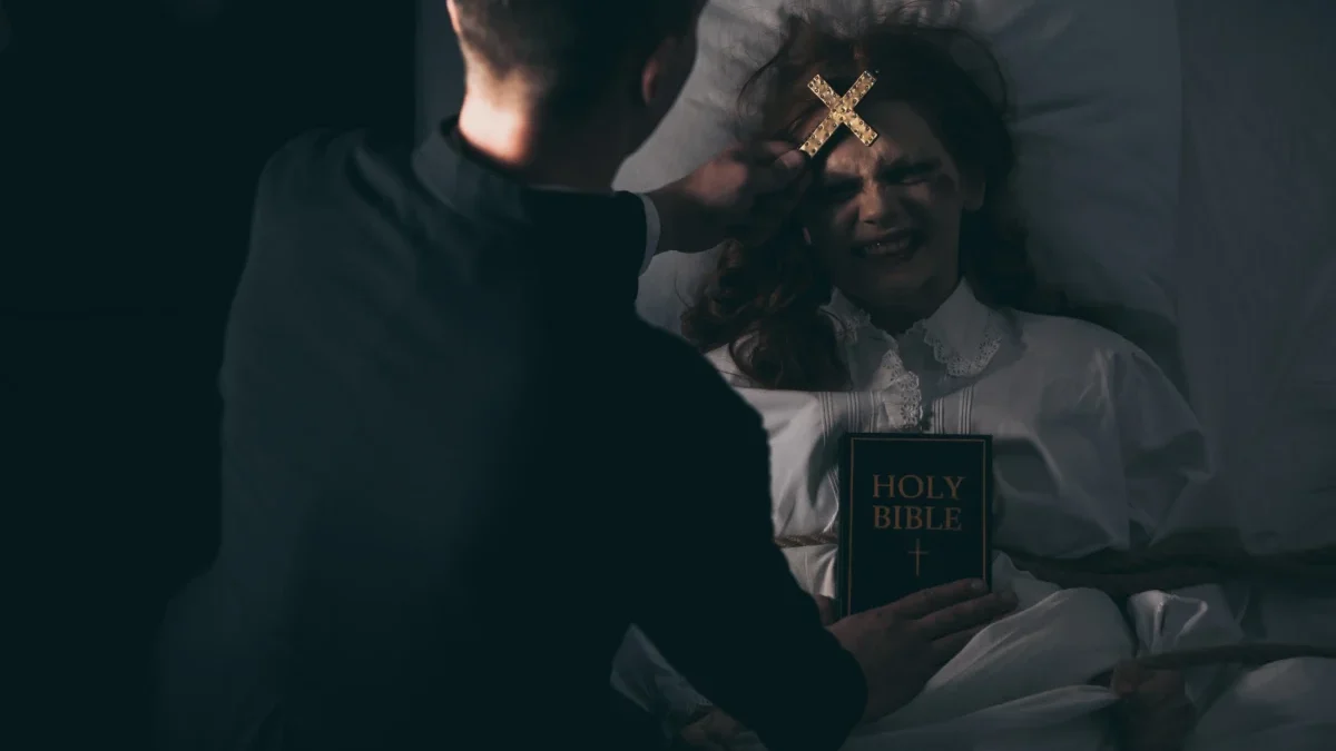 Muž z ženy vymítá ďábla.