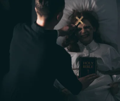 Muž z ženy vymítá ďábla.