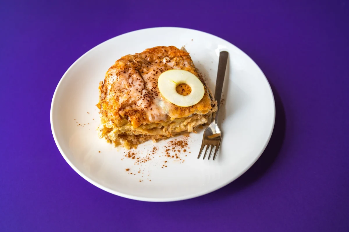 Na talíři je nandaná žemlovka.