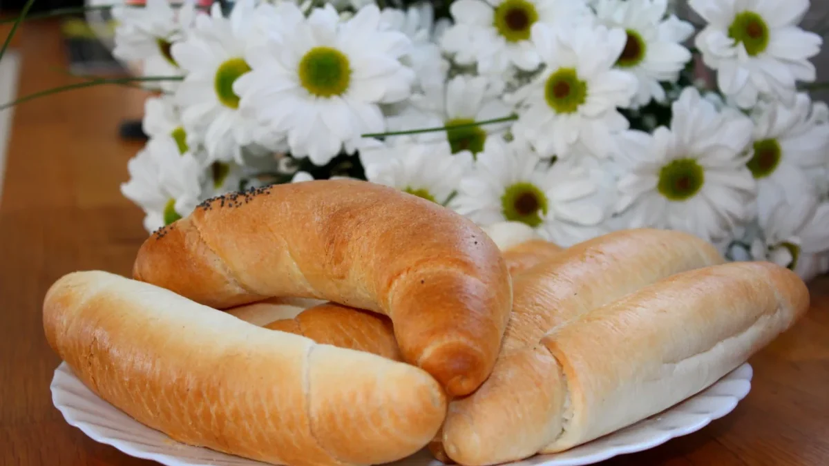 Na talíři leží rohlíky.