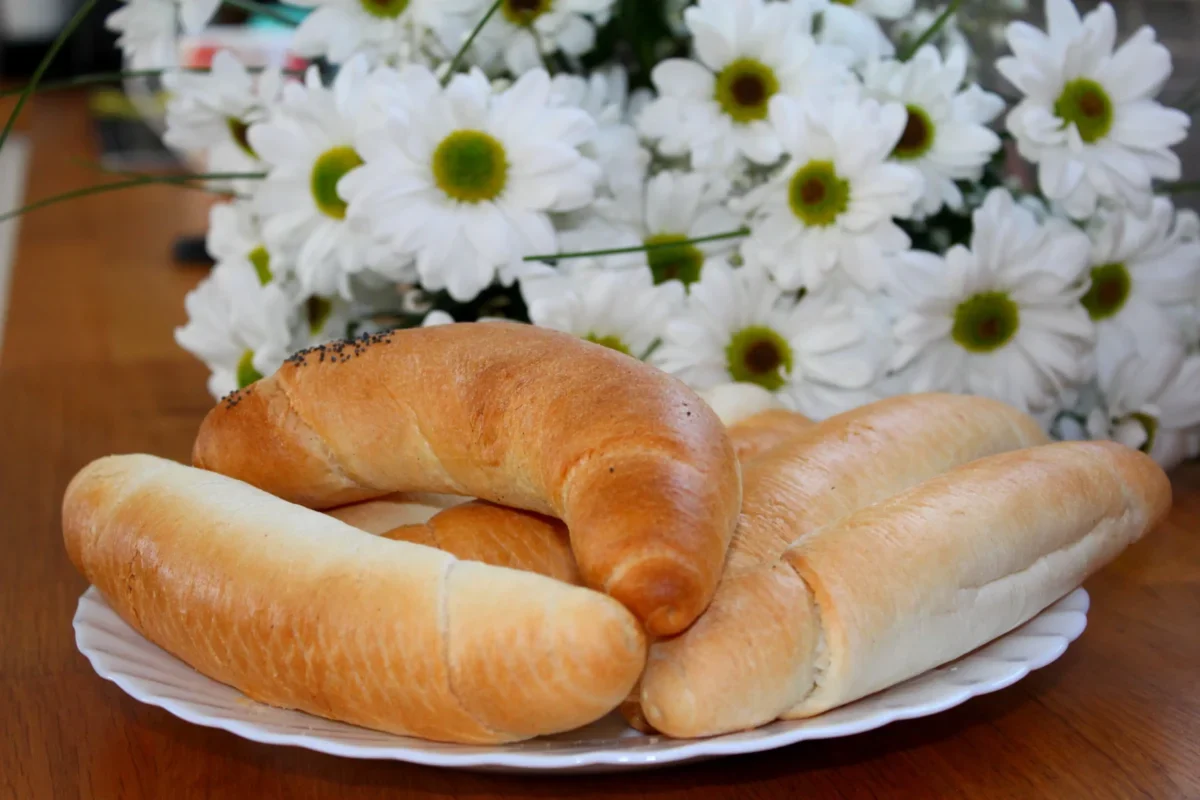 Na talíři leží rohlíky.