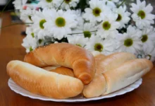 Na talíři leží rohlíky.