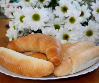 Na talíři leží rohlíky.