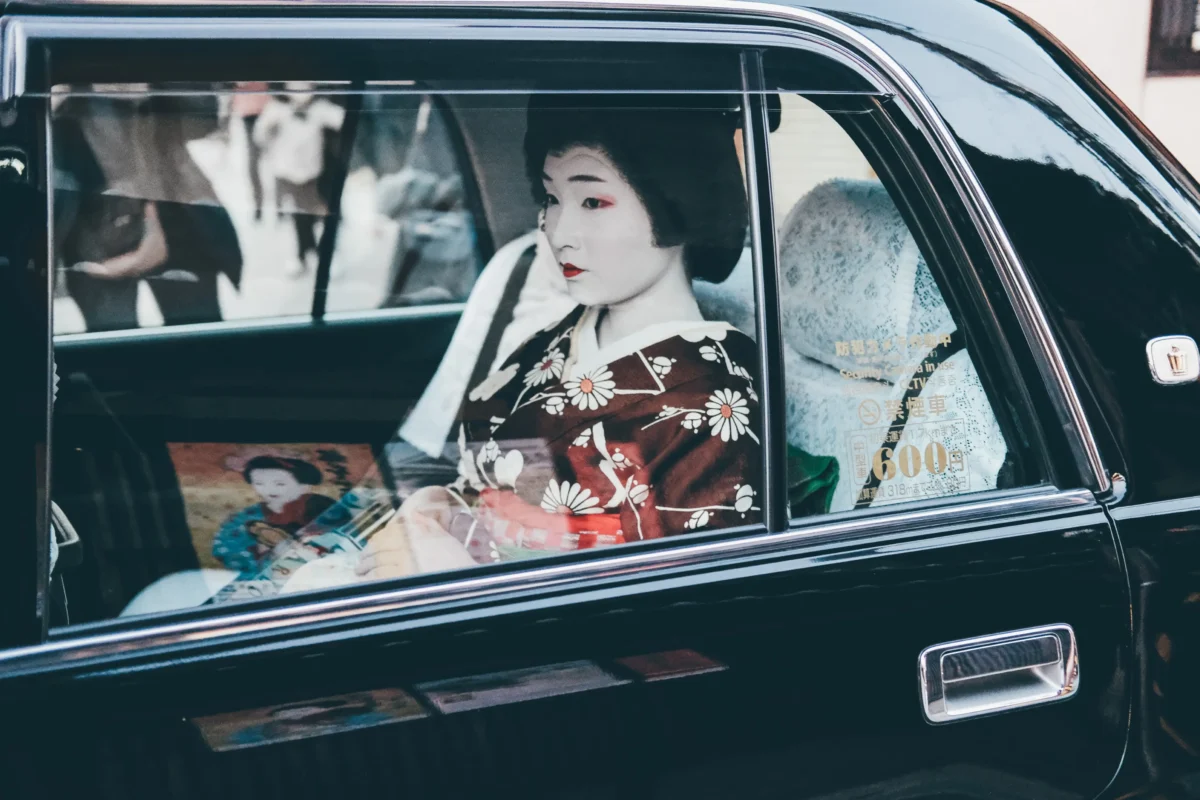 Gejša sedí v autě.