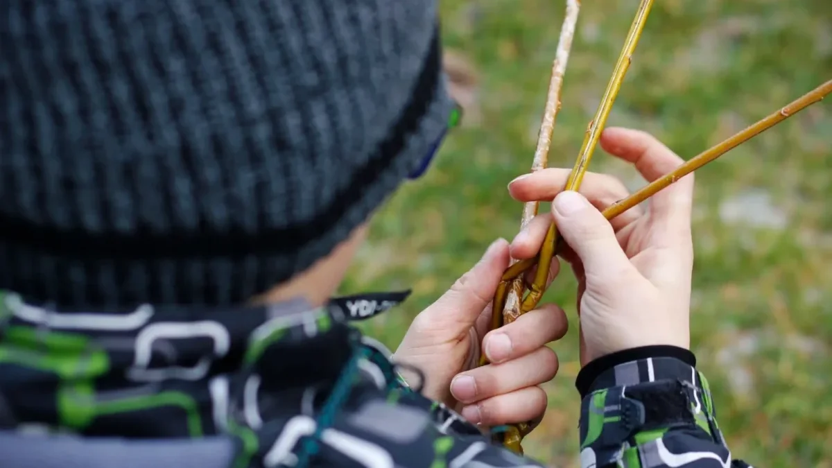 Chlapec plete pomlázku