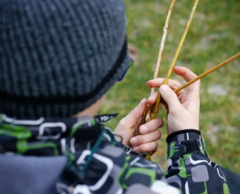 Chlapec plete pomlázku