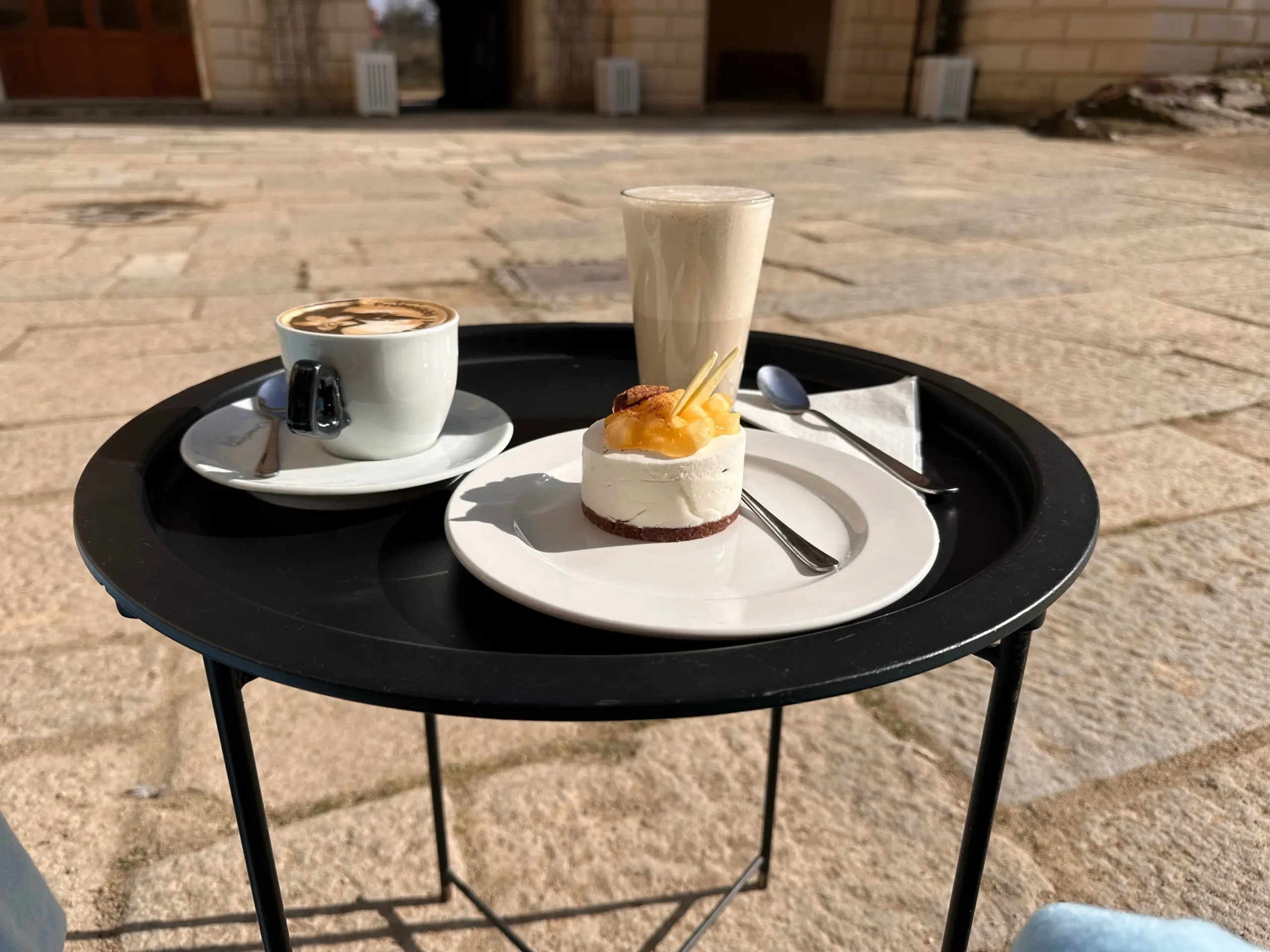 Káva a zákusek na stole venku 