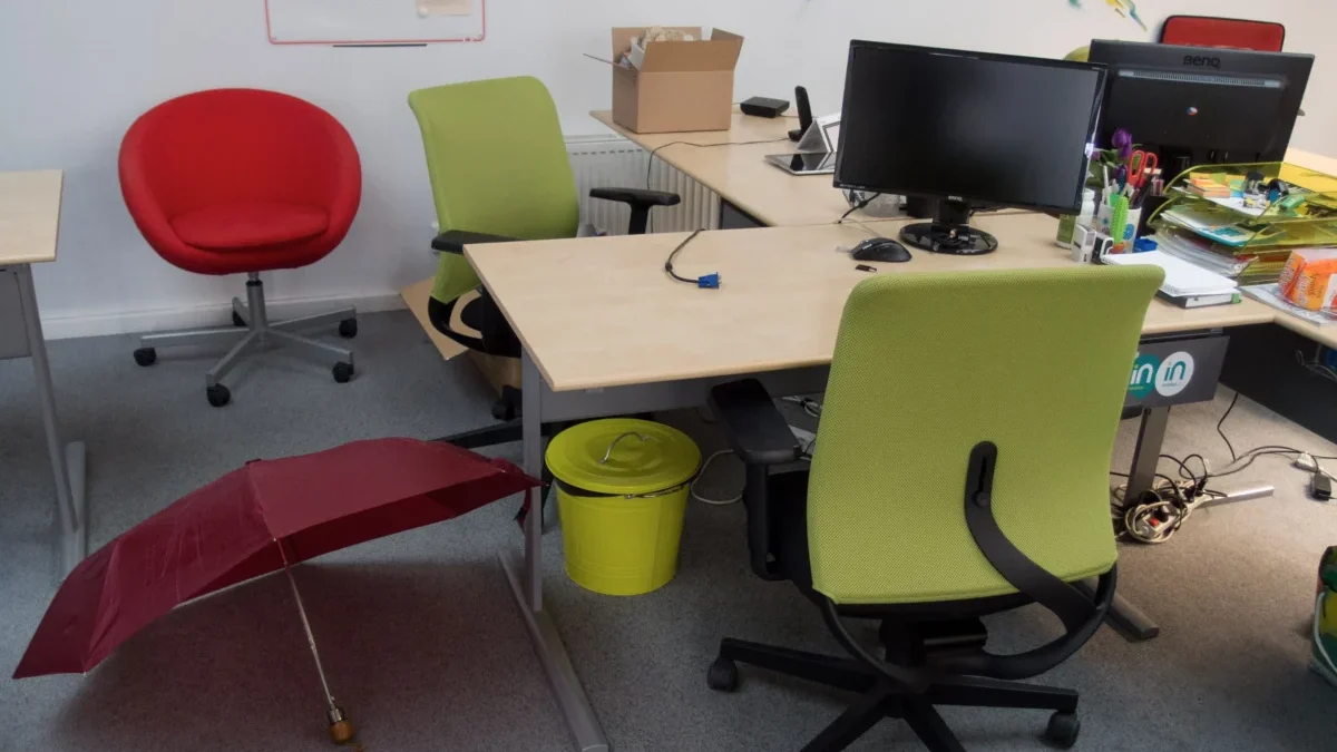 kancelář s barevnými židlemi