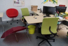 kancelář s barevnými židlemi