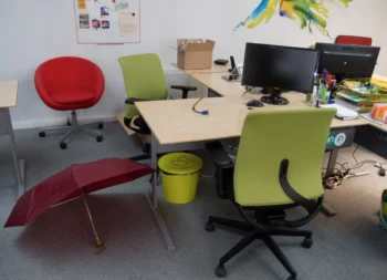 kancelář s barevnými židlemi