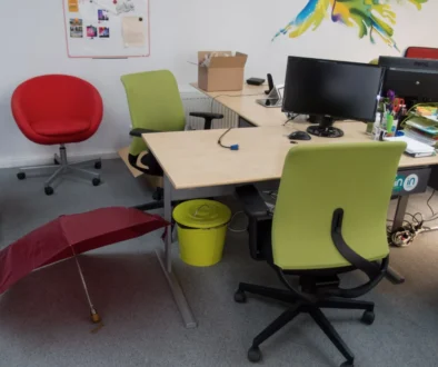kancelář s barevnými židlemi