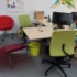 kancelář s barevnými židlemi